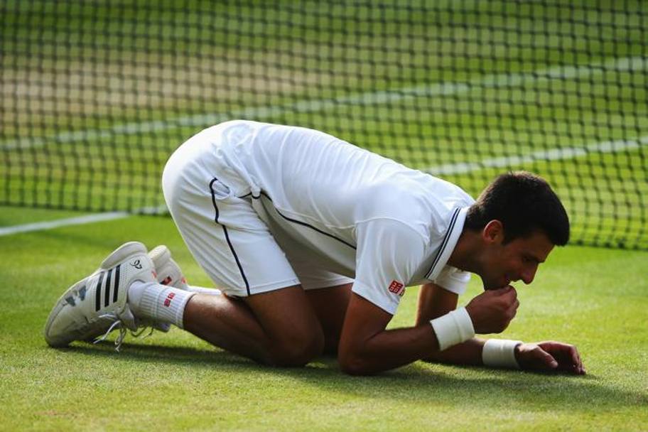 Un&#39;esultanza stravagante. Come nel 2011, anche questa volta Djoko decide di festeggiare  la vittoria mangiando l&#39;erba di Wimbledon. Allora, era il suo primo titolo,  aveva sconfitto Rafa Nadal.  Getty 
